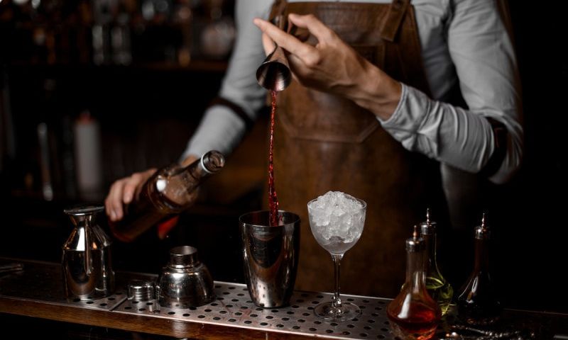 «Корона ФАК» и «Шмайзер»: небезызвестный одесский бар презентовал «карантинные» коктейли