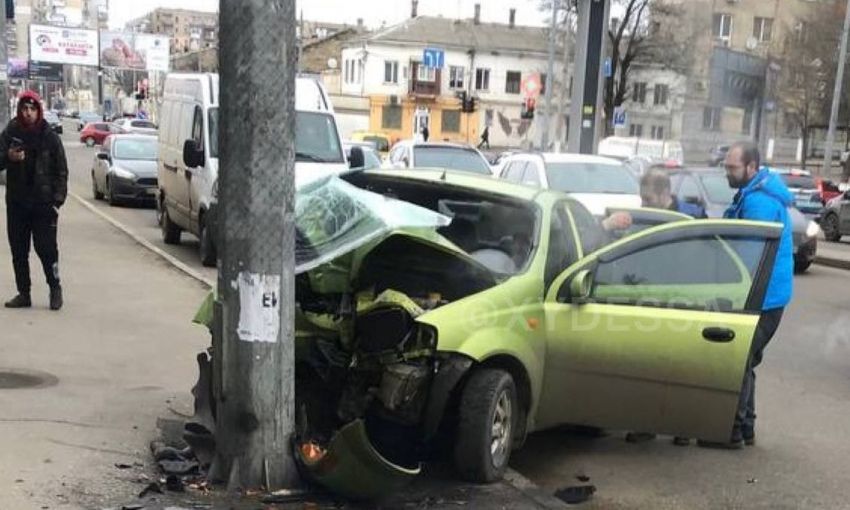 Авария на Балковской: легковушка «припарковалась» в столб (Видео)