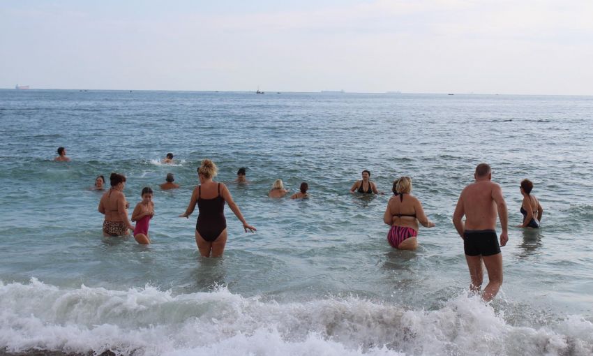 День Чёрного моря: знаменитые одесские «моржи» устроили массовые купания в холодном море