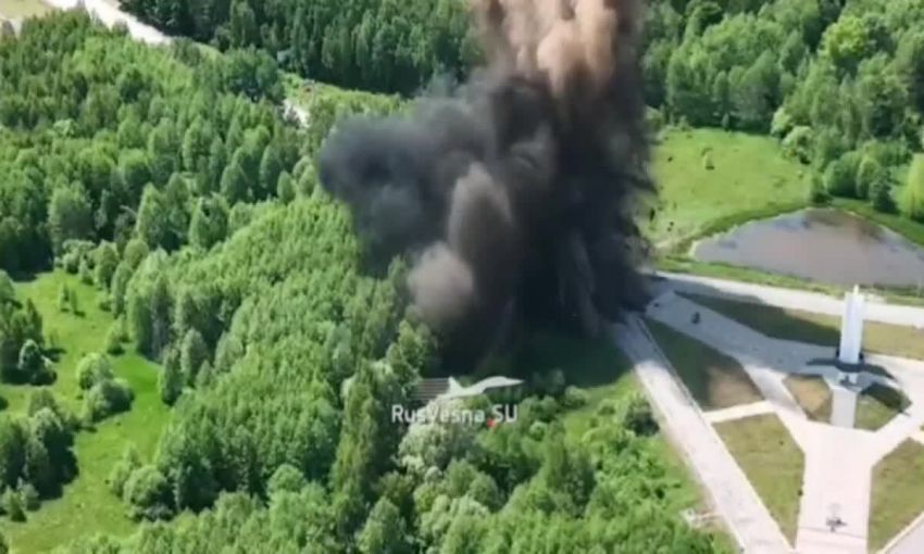 "Взрываем дороги, чтобы нас не захватили": россияне уничтожили часть трассы на границе с Украиной