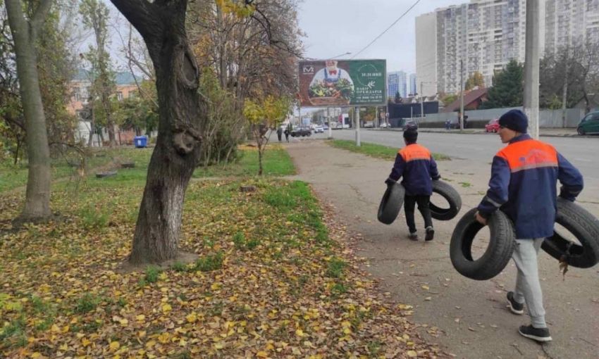 В Одессе коммунальщики «борются» с автошинами