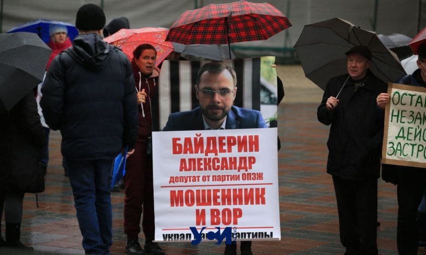 Под Одесским горсоветом произошла потасовка с копами