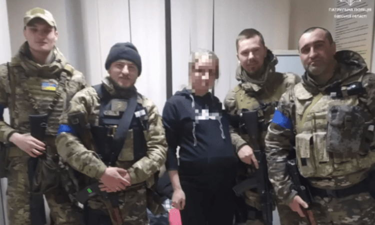 В Херсоне одесские полицейские помогли беременной добраться до больницы: роды начались во время обстрела