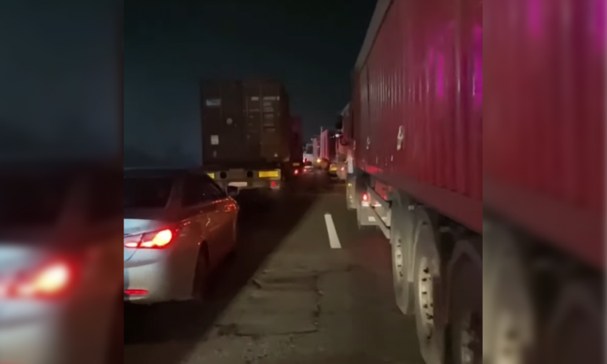 Ночью на трассе Одесса-Киев водители фур устроили забастовку (видео)