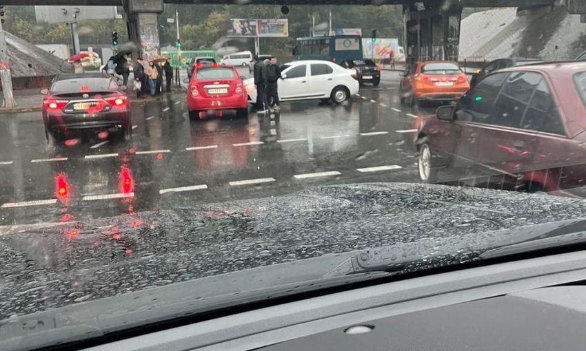 На дорогах Одессы транспортный коллапс из-за дождя