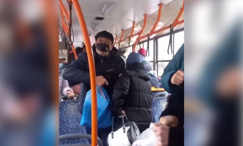 В Одессе пассажирка транспорта брызнула перцовым баллончиком в лицо пенсионеру (видео)