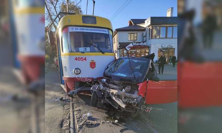 В Одессе Smart не пропустил трамвай: пути надолго перекрыли