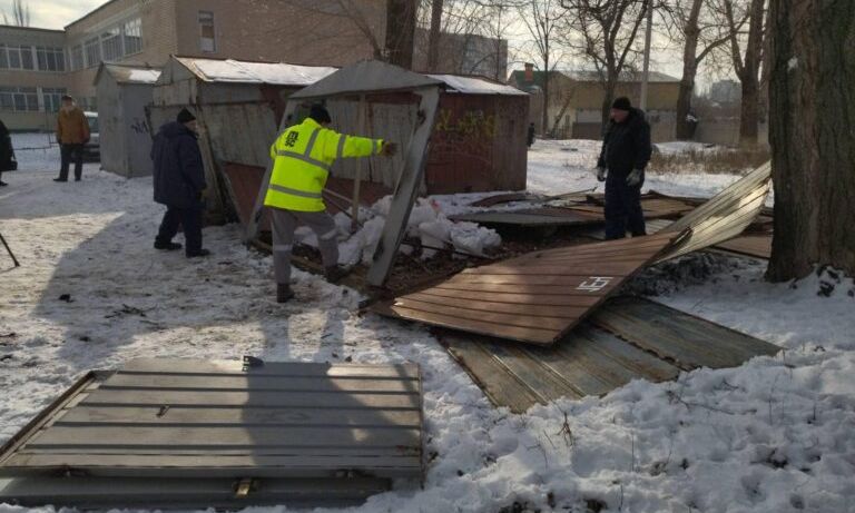 Власти Одессы начали сносить незаконно установленные гаражи во дворах многоэтажек (Фото)