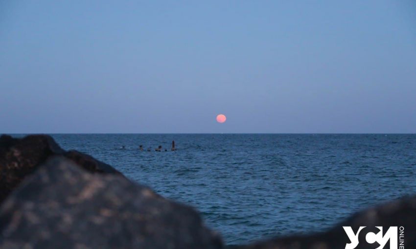 Над Одессой взошла красная Луна