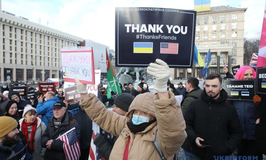 На Майдане провели акцию благодарности западным партнерам