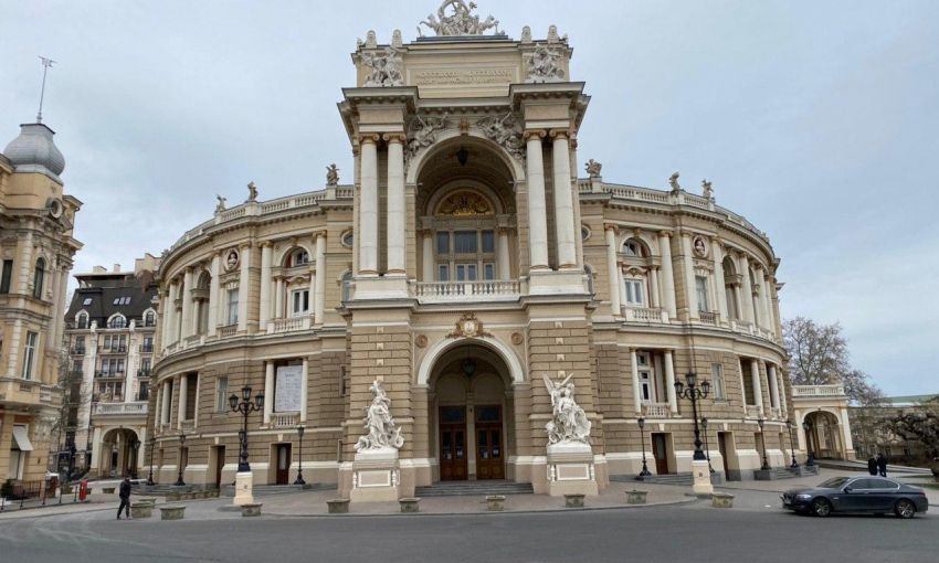«Будем принимать меры»: Одесский оперный театр упрекнули в невыполнении языкового законодательства