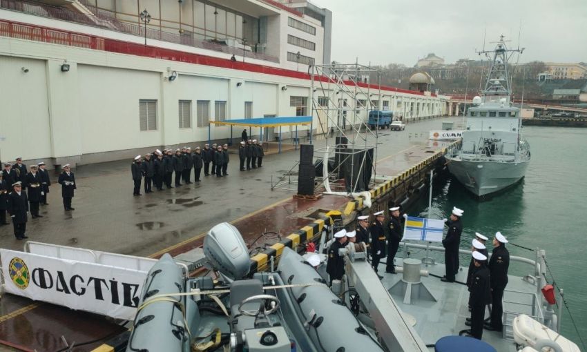 На новых катерах «Фастов» и «Сумы» подняли флаги ВМС ВСУ (Фото)