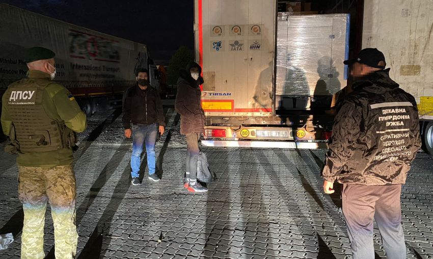 В порту Черноморска перекрыли схему незаконной миграции: двоих «зайцев» нашли среди тканей