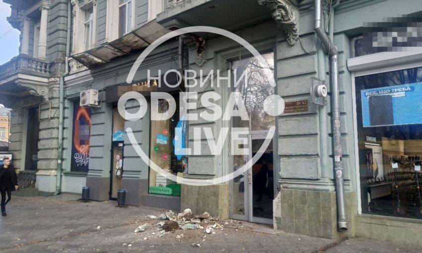 В центре Одессы балкон рухнул на тротуар