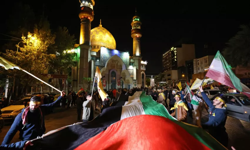 Израиль под ударом, в Иране празднуют