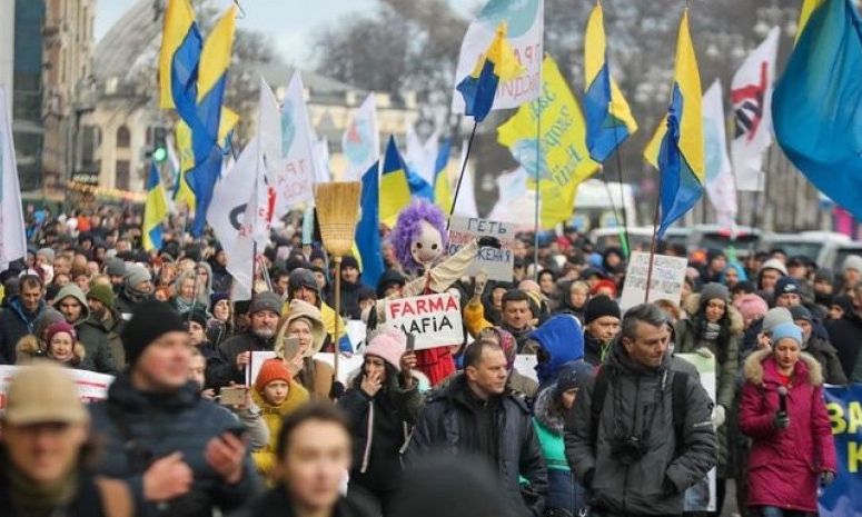 Больше половины украинцев не собираются выходить на протестные акции, - социологи