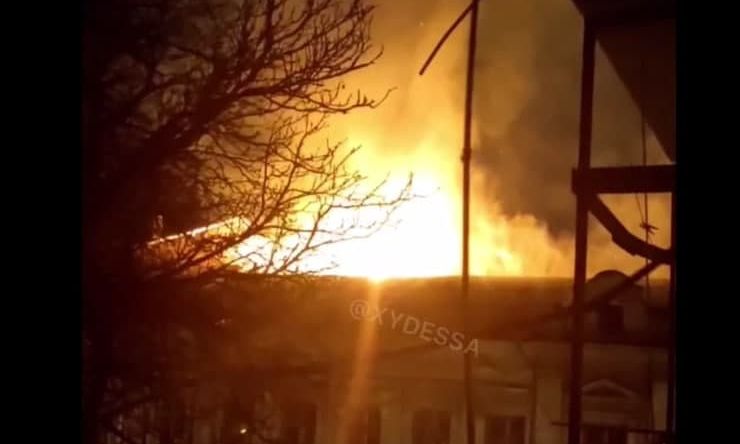В Одессе горел колледж на Успенской (Видео)