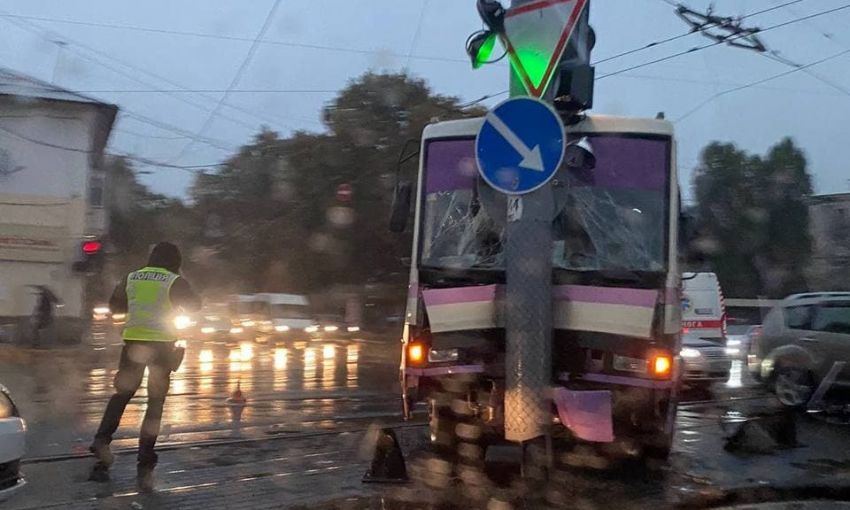 В Одессе маршрутка с пассажирами влетела в столб