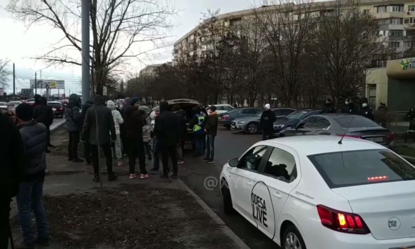 В Одессе на Днепропетровской дороге идет протестная акция: перекрыта дорога
