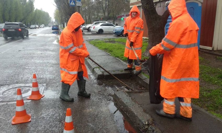 "Рекордный" ливень в Одессе: коммунальщики убирают последствия "потопа"