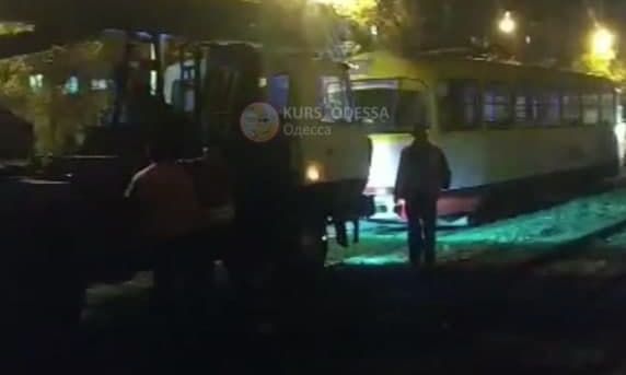 В Одессе под колеса трамвая попал горожанин (Видео)