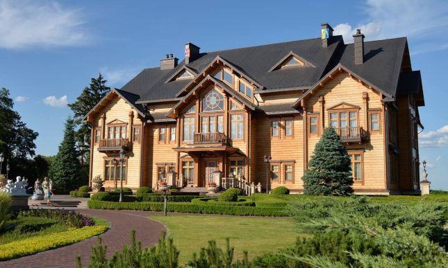 НАБУ арестовало всю резиденцию Межигорье спустя пару лет с момента побега Януковича