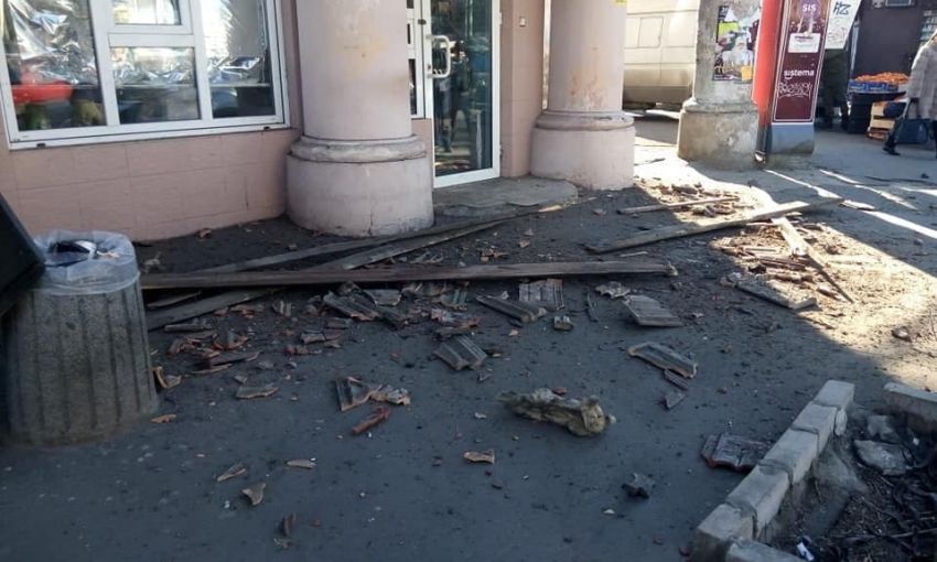 В Одессе утром рухнул карниз с черепицей