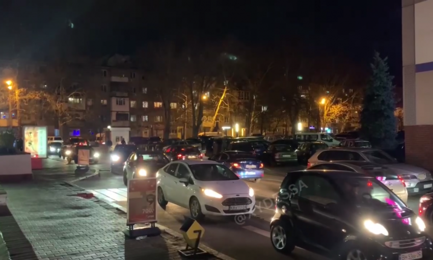 В Одессе возле одного из ТЦ происходил настоящий армагедон: ни пройти ни проехать