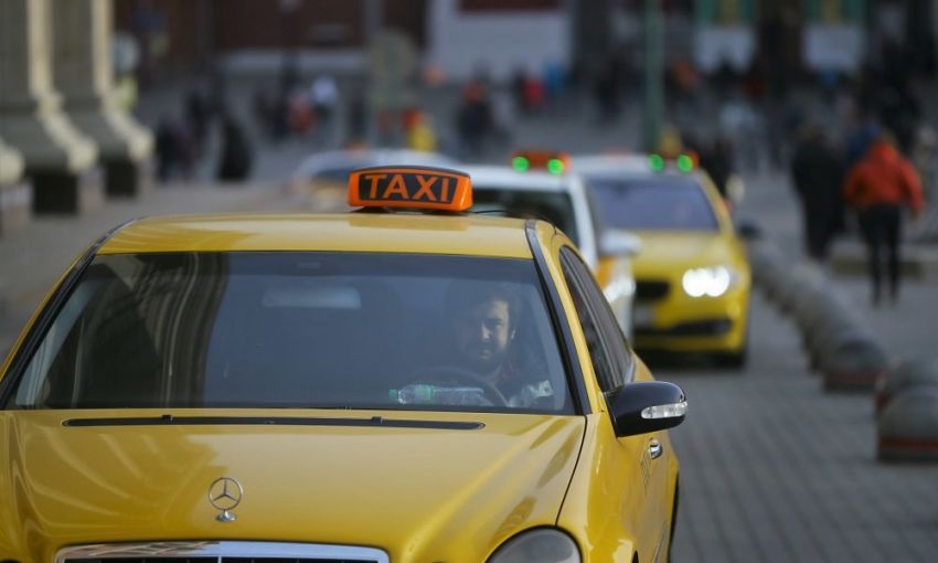 Украинским таксистам придется работать с кассовыми аппаратами в авто