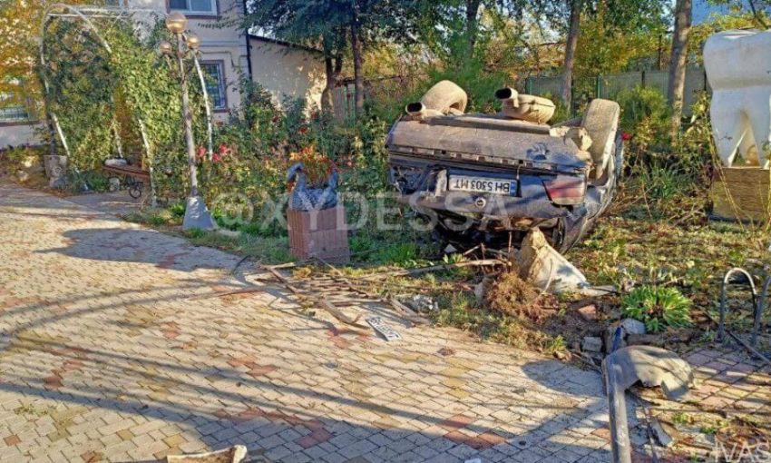 Под Одессой лихач пролетел полосу препятствий: авто, забор, клумбу и прыжок с переворотом
