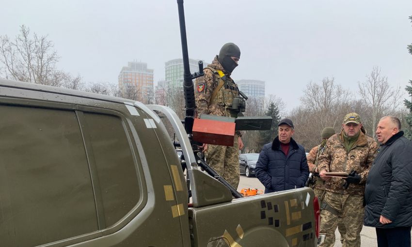 Одесские фермеры передали бойцам снаряжение и автомобиль