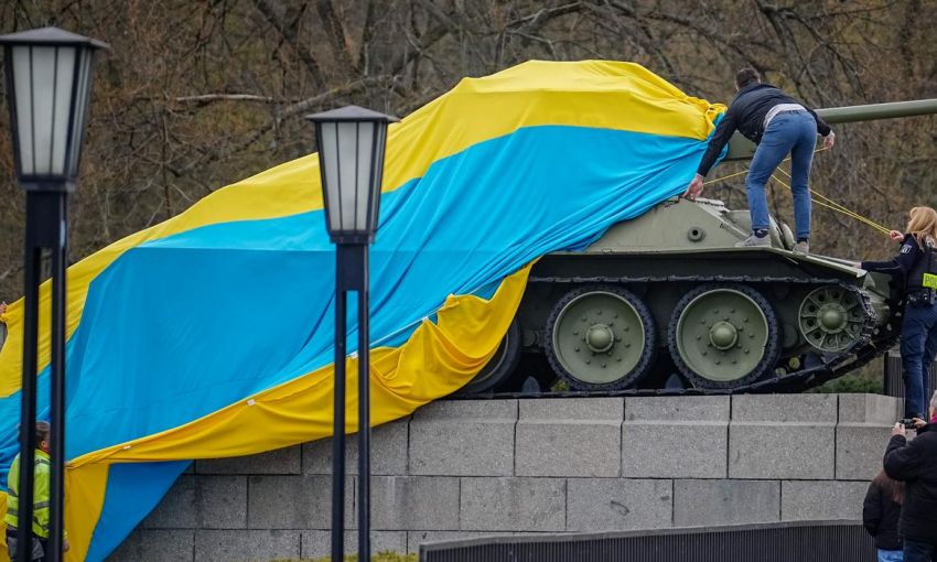 В Берлине разрешили использовать флаги Украины 8 и 9 мая