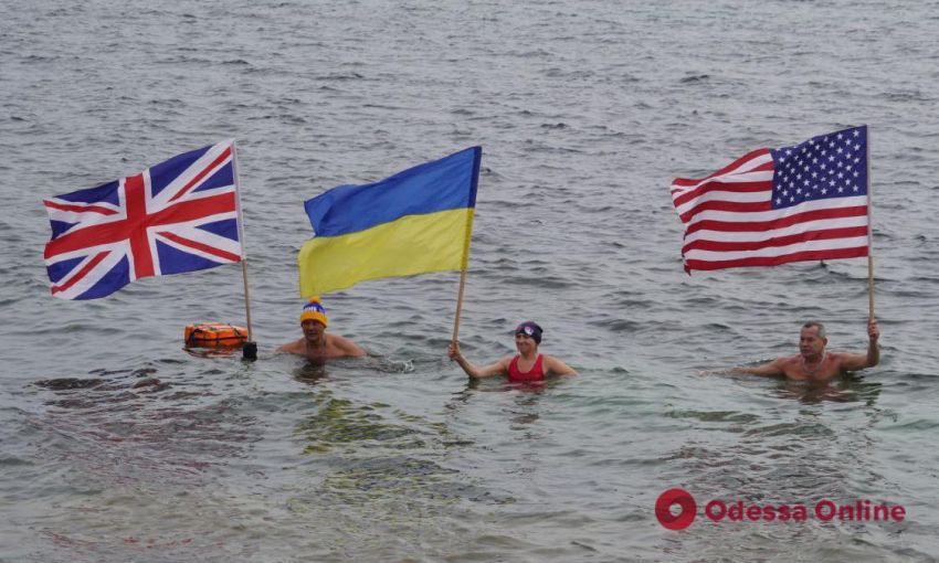 Одесситы устроили заплыв в Черном море в честь Дня единения Украины
