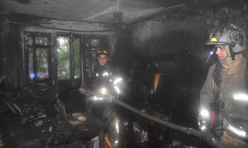 На Черемушках загорелся пятиэтажный дом: пламя охватило балкон