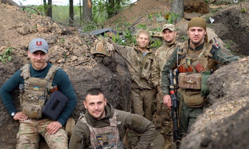 В их глазах- готовность ко всему, ради нашей победы. Главнокомандующий ВСУ опубликовал фото украинских героев