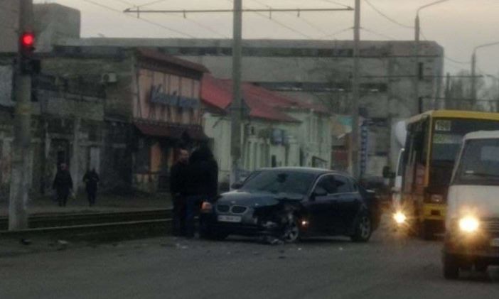 В Одессе на Зерновой серьезная пробка из-за ДТП с участием BMW