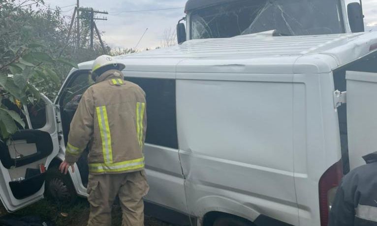 В Одесской области бус столкнулся с грузовиком: пострадали четверо взрослых и ребенок
