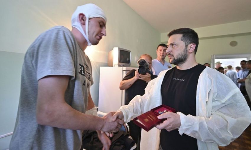 Владимир Зеленский лично вручил государственные награды бойцам и военным медикам в Одесском госпитале