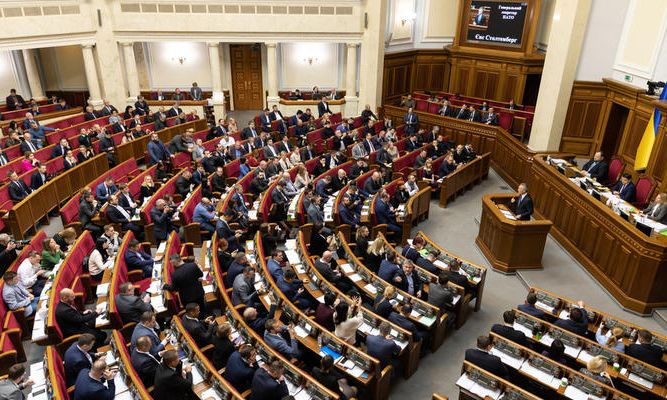 Народные депутаты Украины вдвое увеличили себе зарплаты