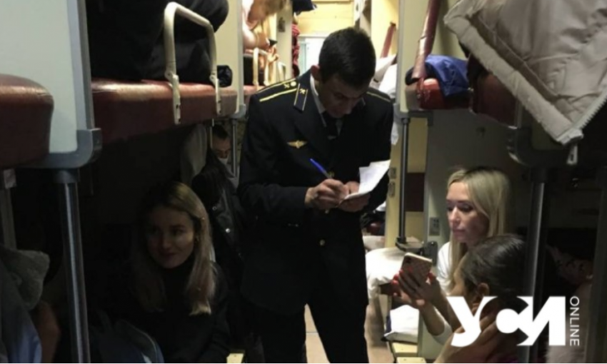 В поезде Рахов — Одесса проблемы с билетами: по два человека на место