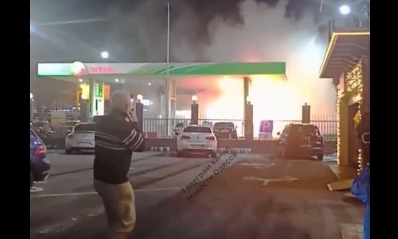 В Одессе на АЗС загорелся автомобиль (Видео)