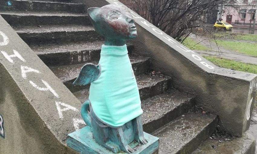 В Одессе скульптуре кота на Военном спуске неизвестные снесли голову