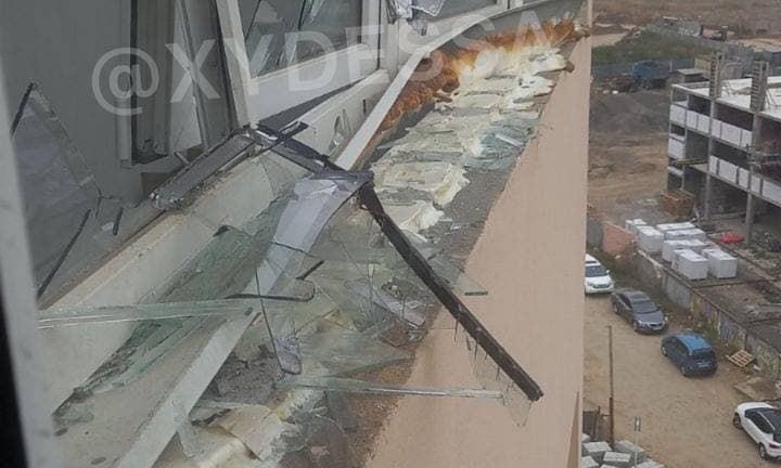 В Одессе строительный кран влетел в жилую квартиру