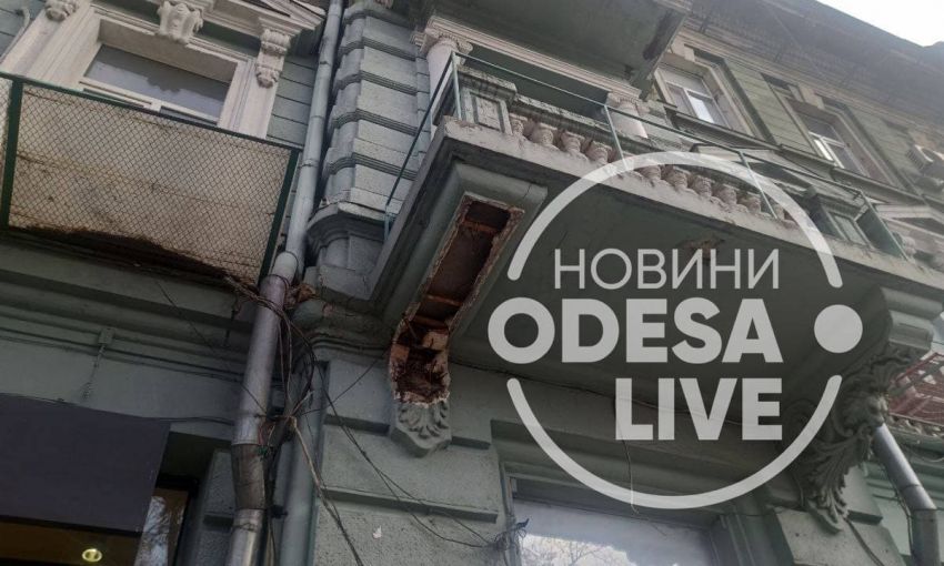В центре Одессы балкон рухнул на тротуар