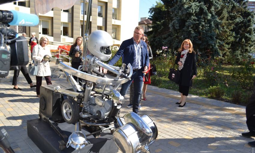 В Одессе открылась выставка уличных скульптур: масса позитивных впечатлений