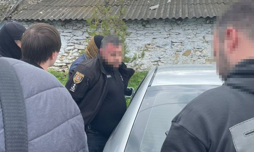 Разбрасывал полученную взятку из окна авто: на Одесщине будут судить правоохранителя