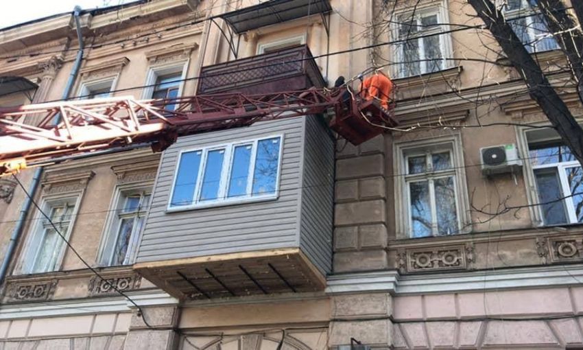 На Маразлиевской демонтировали «вагонку», которая «украшала» памятник архитектуры