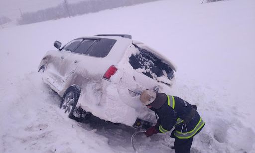 На дорогах Одессы спасатели вытаскивают машины из заносов. Видео