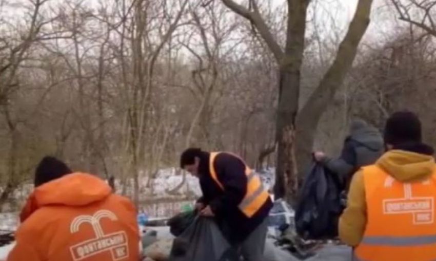 Одесские коммунальщики снесли палаточный городок бездомных на Трассе здоровья