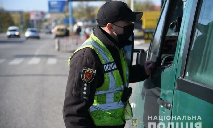 Одесская полиция не дремлет: горожан продолжают штрафовать на улицах и в магазинах